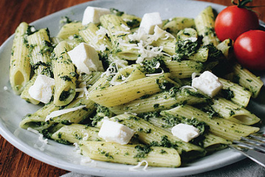 Spaghetti and Spinach Pesto