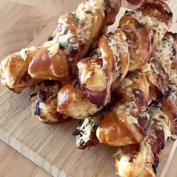 クランベリー、ブリーチーズ、ターキーのパフペイストリーツイスト