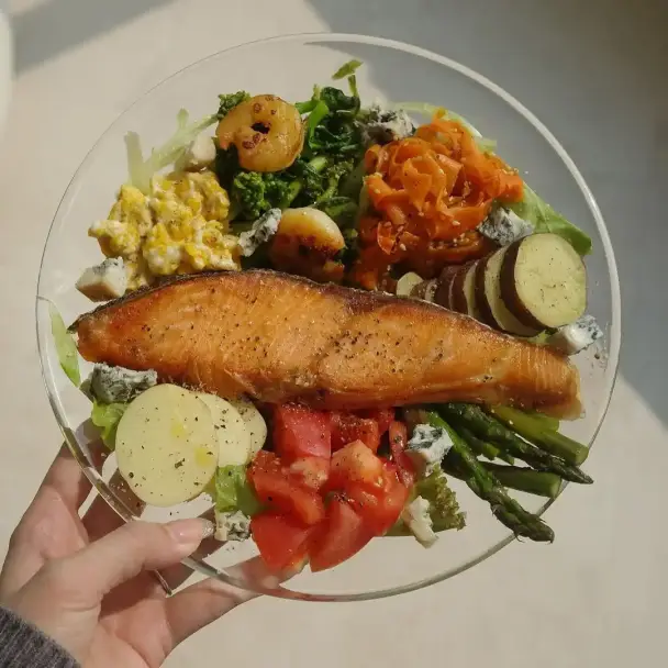 彩り豊かなサーモンサラダボウル