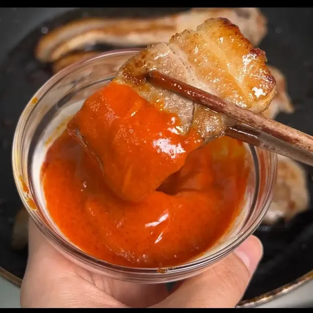 삼겹살과 매콤 마요 소스