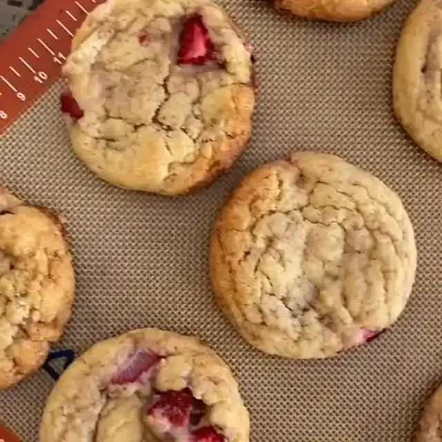 いちごのクリームチーズクッキーサンド