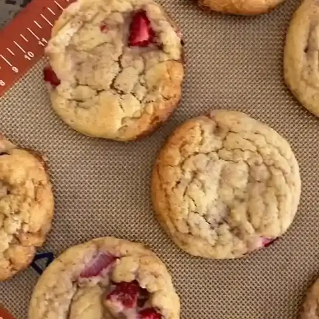 いちごのクリームチーズクッキーサンド