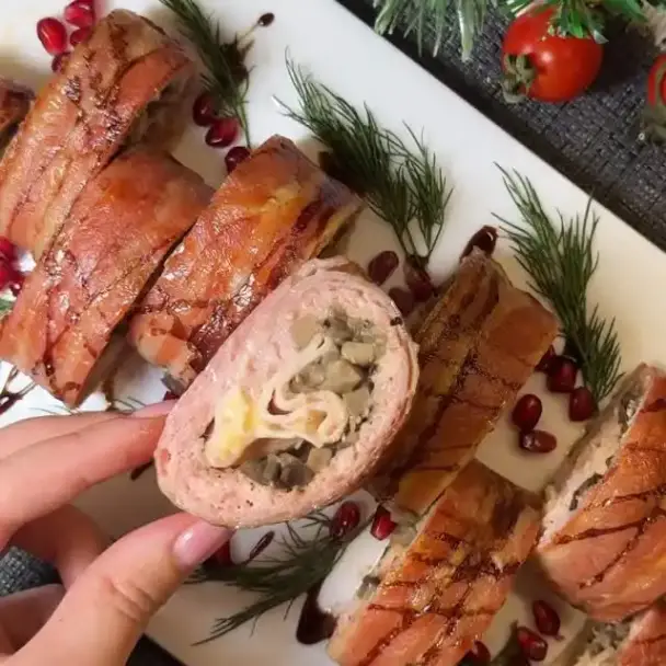 ベーコンとひき肉、きのこ、七面鳥のロール