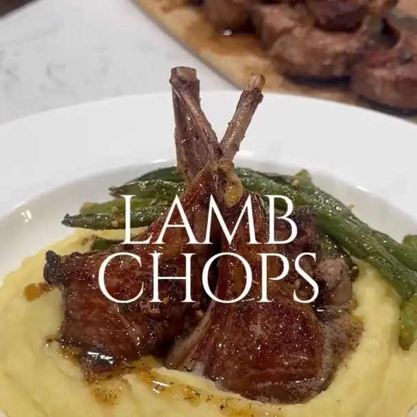 ラムチョップのシトラスハーブバター添え、マッシュポテトとガーリックグリーンビーンズ