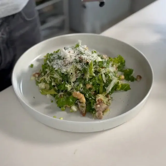 チキンとピーナッツビネグレットケールサラダ