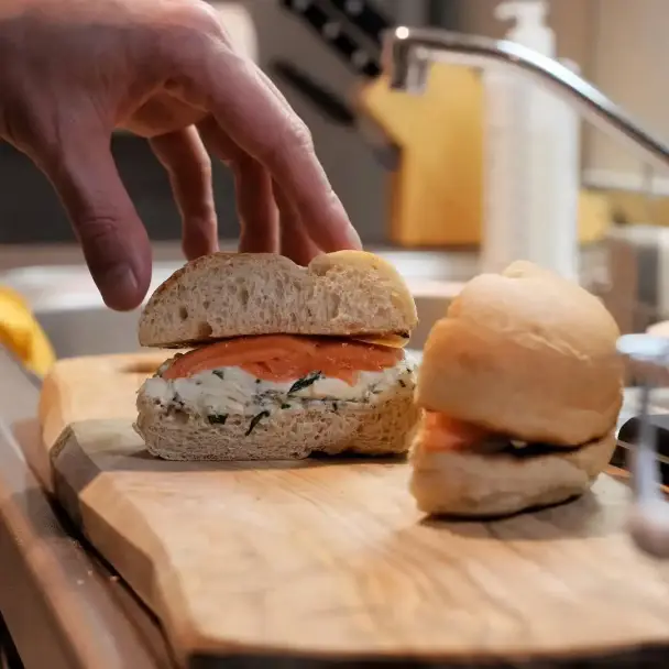 スモークサーモンとハーブクリームチーズのミニサンド