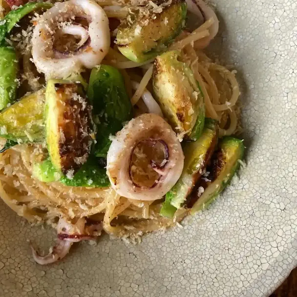 烏賊と芽キャベツの山椒ぺぺロンチーノ