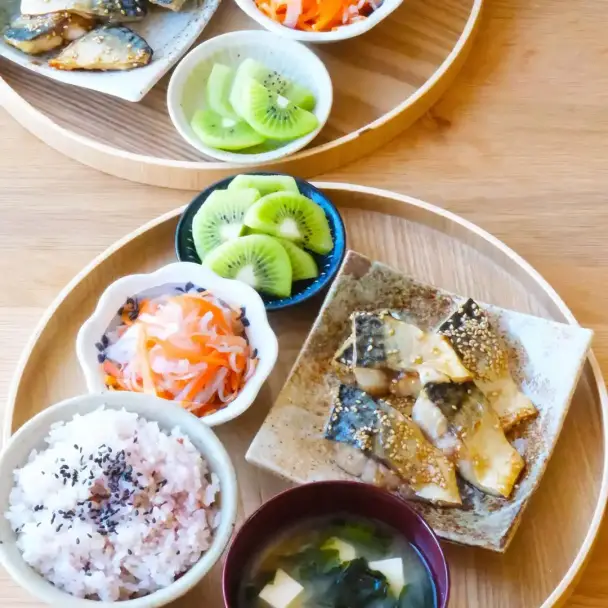 和定食:塩サバのごまみりん焼き、紅白なます、味噌汁