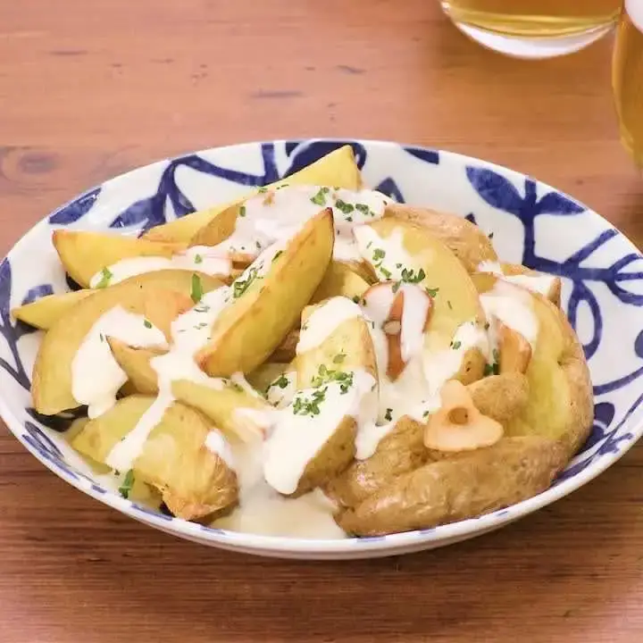 とろ〜り濃厚チーズ！ガーリックポテト チーズソース