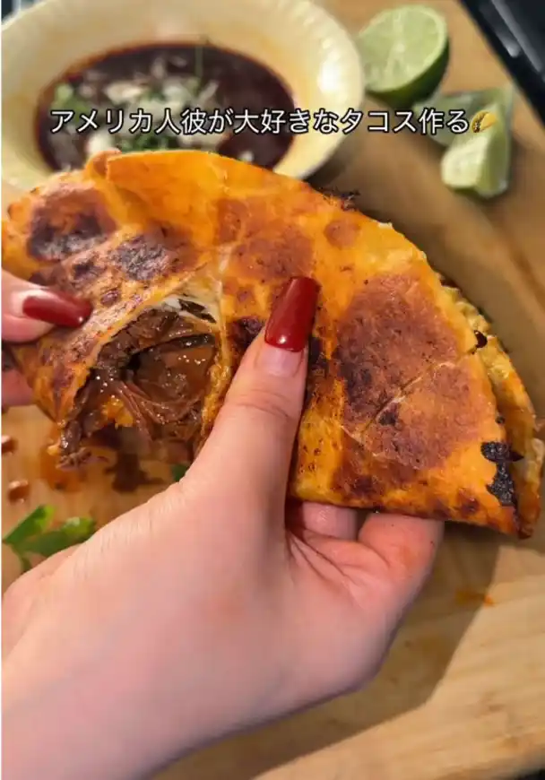 牛肉のチリ煮込みタコス