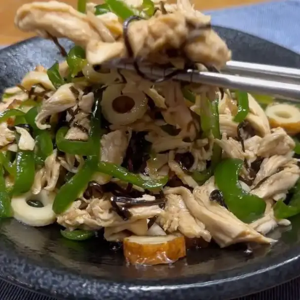鶏むね肉とピーマンの塩昆布和え