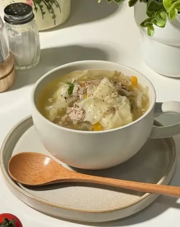 野菜たっぷりワンタンスープ